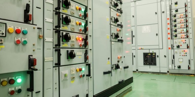 Saiba as técnicas vitais de manutenção de rede elétrica em indústrias para maximizar a eficiência operacional.